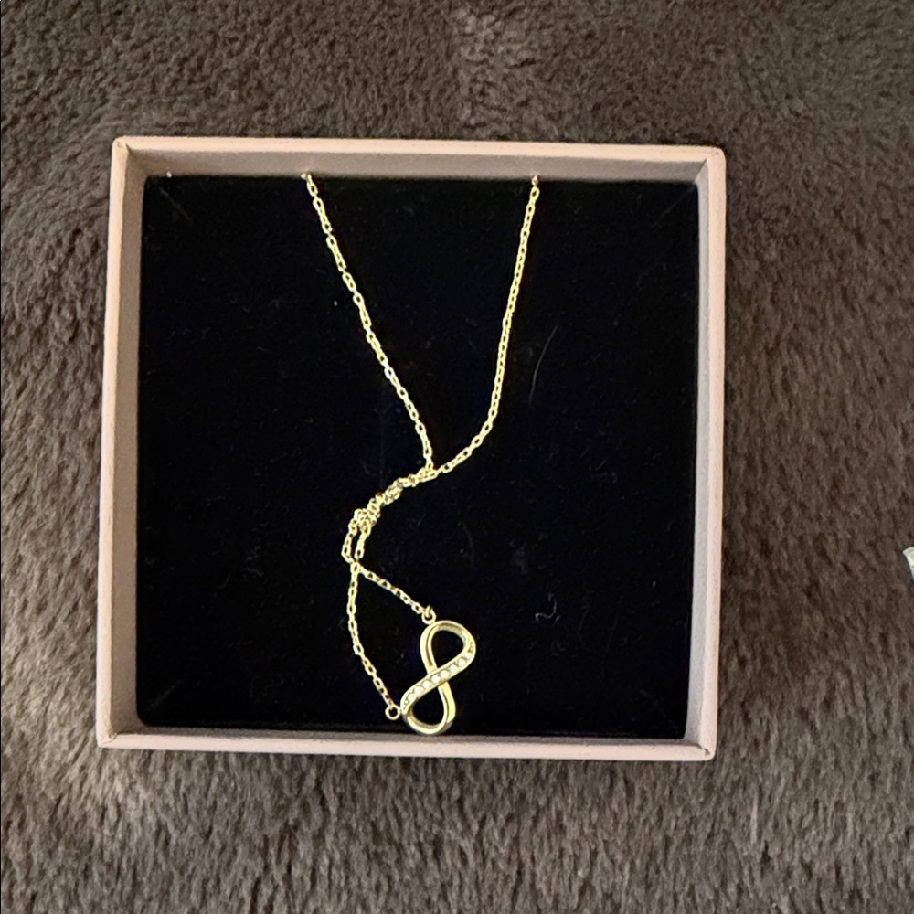 Chic Gold Infinity Pendant Necklace